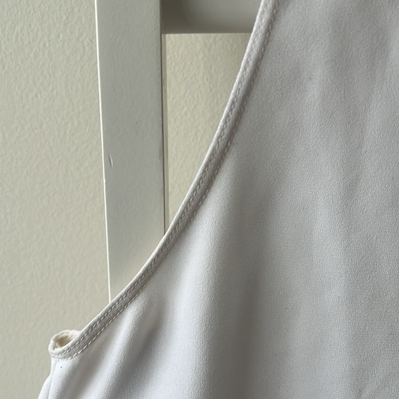 White sleeveless top - Picture 4 of 5